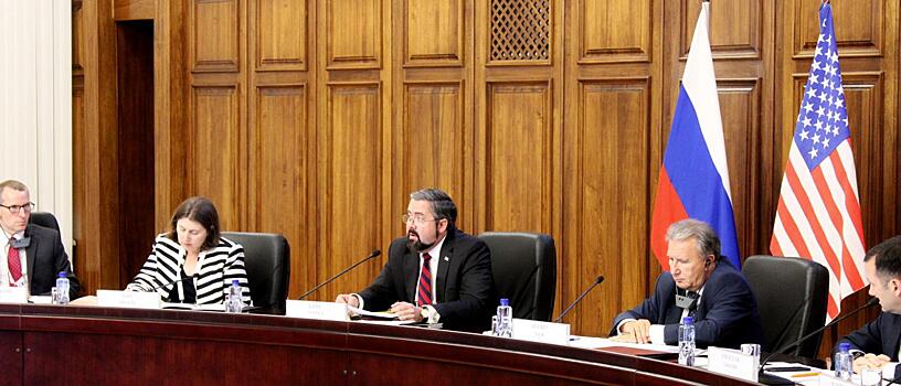 Назад в 90-е: в Хабаровске пропели оды дружбе с США