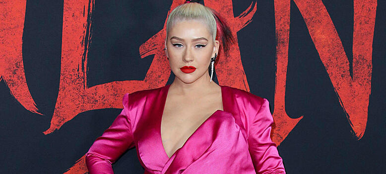 С эффектным декольте и разрезом до бедра: Кристина Агилера в total pink появилась на премьере фильма «Мулан»