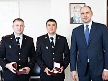 В Оренбуржье наградили полицейских, спасавших водителей на трассе
