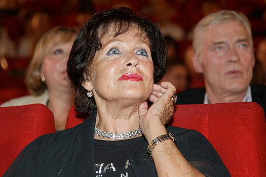 Поклонники возмущены поведением Фатеевой, попросившей еду вместо цветов - Прикол