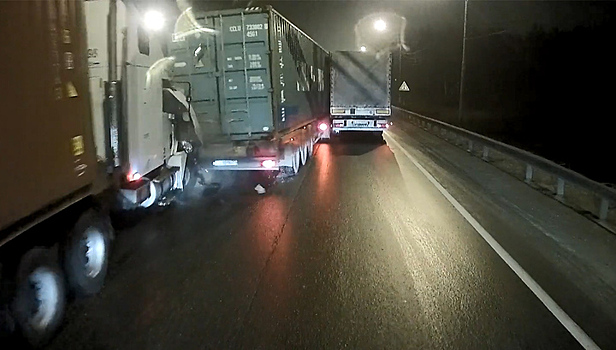 Момент массовой аварии грузовиков на Ленинградском шоссе попал на видео