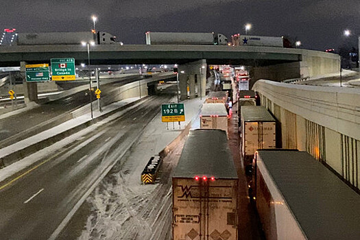Выступающие против ограничений из-за COVID-19 перекрыли мост между США и Канадой