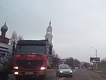 Водитель, уклонившийся от столкновения, спровоцировал ДТП на встречной полосе. Видео