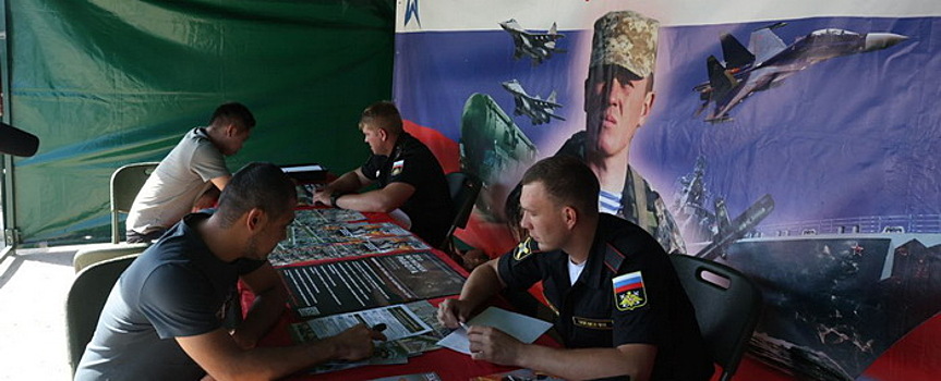 Почти 100 астраханцев посетили мобильный пункт отбора на военную службу в День Приволжского района