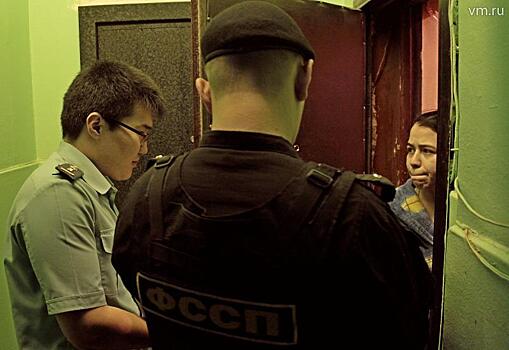 Власти и приставы помогают горожанам оплатить счета за коммунальные услуги, достигающие порой астрономических сумм