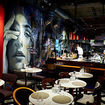 На Новом Арбате заработало Casting Cafe с интернациональной кухней и интерьером в стиле "Твин пикс"