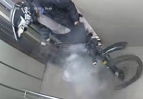 Новосибирец чуть не сгорел в лифте с электровелосипедом