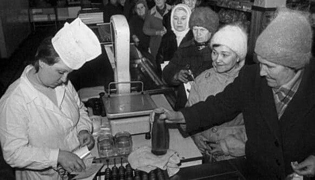 Зачем в советских магазинах надрывали или прокалывали чеки