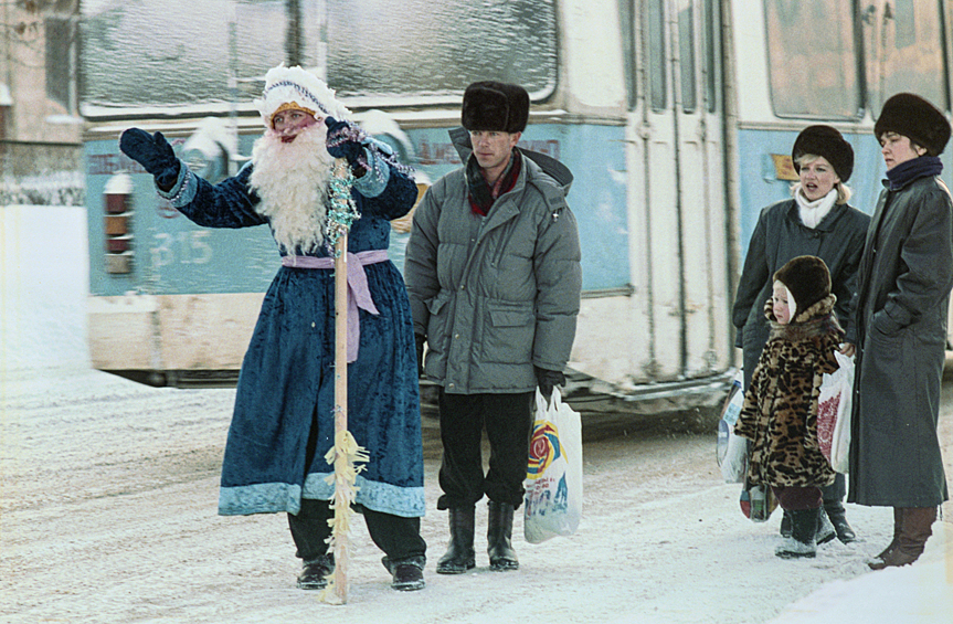 Дед Мороз на остановке автобусов 5 декабря 1996 год