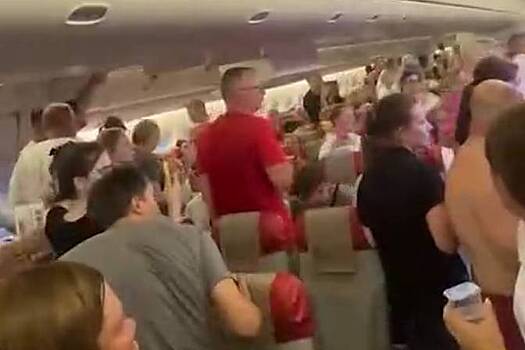 Обстановка в самолете с потерявшими сознание пассажирами попала на видео