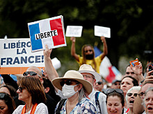 В Париже полиция применила против демонстрантов слезоточивый газ