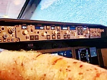 В небе над США в Boeing 737 попал метеорит, последствия сняли на фото