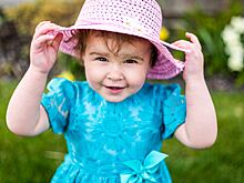 Врач рассказала, как помочь ребенку при попадании песка в глаза