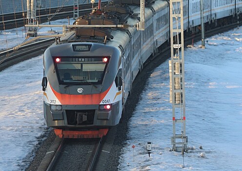 Пассажирский поезд застрял на полпути в Екатеринбург из-за снега