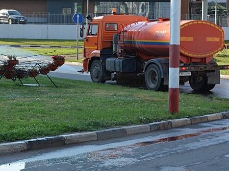 Татищевский мотоциклист увернулся от «поливалки» и врезался в иномарку