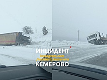Две фуры попали в снежный плен на трассе в Кузбассе