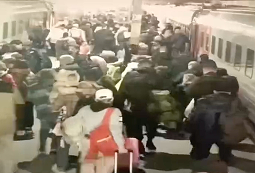 Мужчина упал с платформы под вагон на Павелецком вокзале в Москве