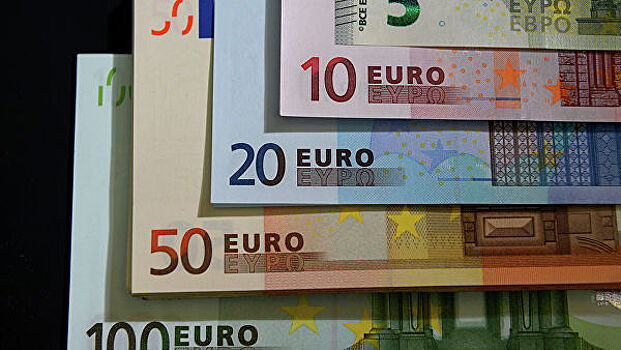 Официальный курс евро вырос до 76,94 рубля