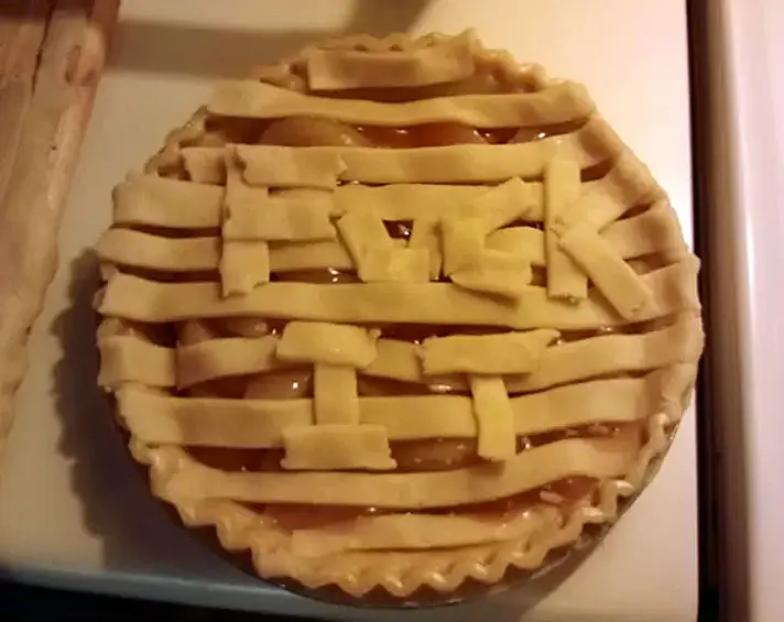 «Готовила яблочный пирог. Попросила мужа сделать решетку на нем. И вот что получилось». На пироге написано: «Fuck it» («К черту все»).
