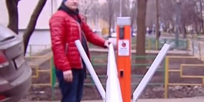 Двор раздора: шлагбаумы поссорили жителей соседних домов