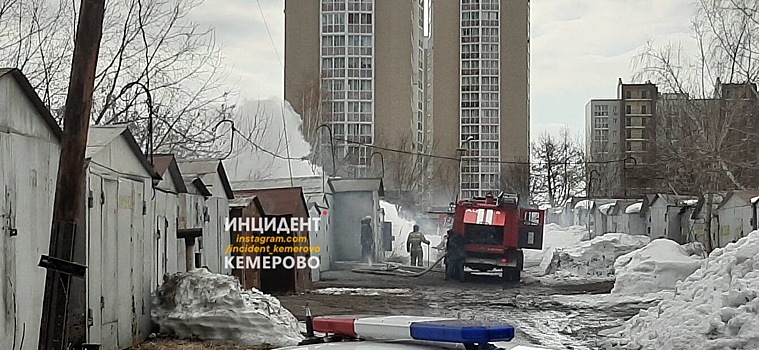 Неизвестные подожгли гараж в Кемерове