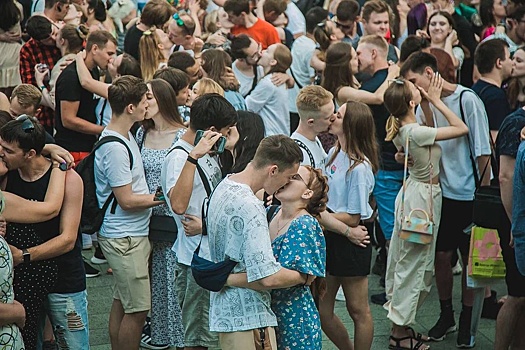 Рекорд по самому массовому поцелую официально установлен в Нижнем Новгороде