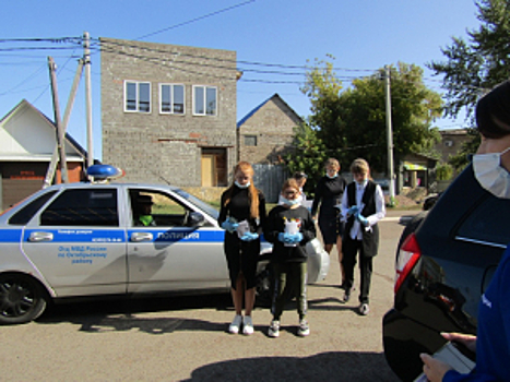 В рамках Недели безопасности полицейские Октябрьского района Оренбургской области совместно с общественниками и волонтерами провели акцию «Мой ребенок в автокресле»