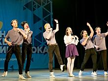 Во Владивостоке фестиваль школьной лиги КВН собрал более 20 команд