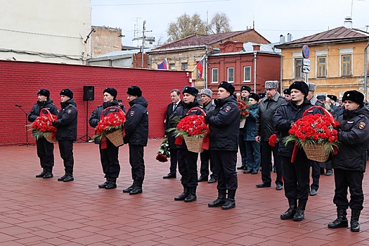 Дмитрий Азаров почтил память погибших сотрудников ОВД в Самаре