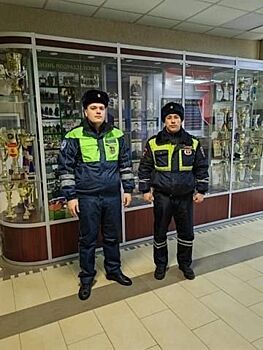 В Кемеровской области сотрудники Госавтоинспекции оказали помощь водителю, съехавшему в кювет