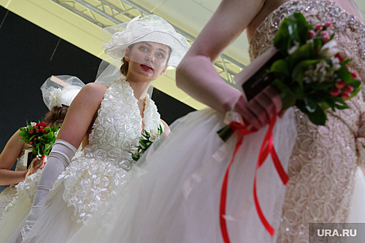 Сотни невест с чемоданами устроили парад в центре Петербурга