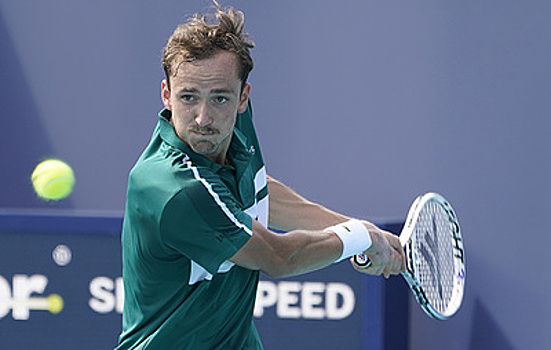 Медведев вышел в четвертый круг теннисного турнира серии "Мастерс" в Майами