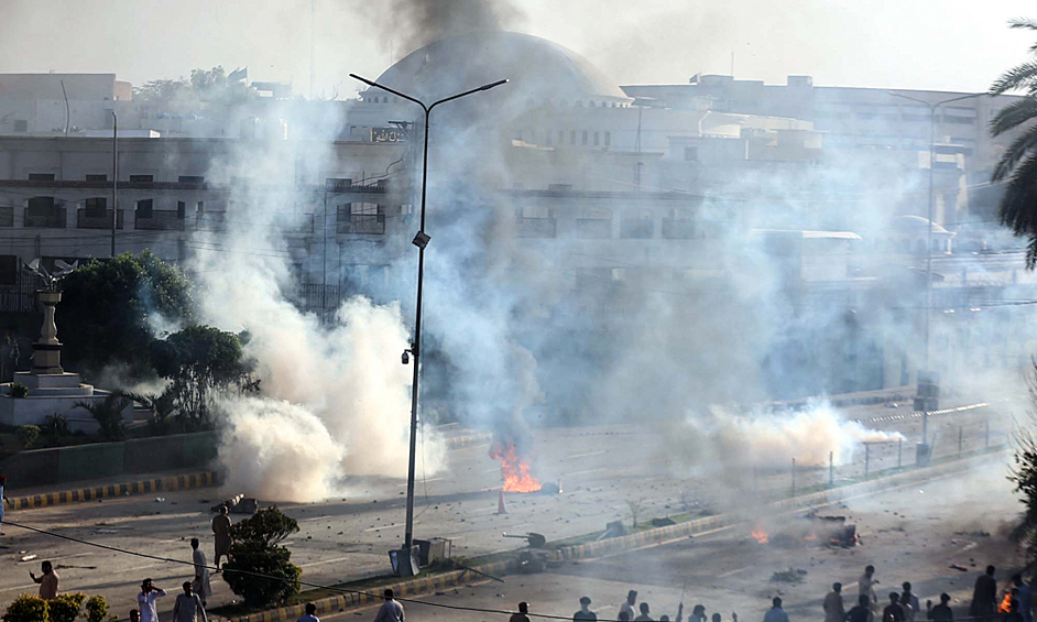 Столкновения протестующих с силами безопасности в городе Пешавар