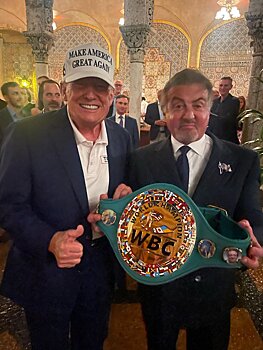 Сильвестр Сталлоне вручил Дональду Трампу пояс WBC