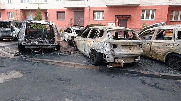 Кладбище люксовых автомобилей: в Петербурге неизвестные устроили поджог иномарок