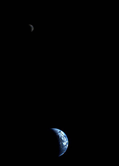 Первый совместный снимок Земли и Луны был сделан аппаратом "Вояджер-1" с расстояния в 11,66 миллиона километров от Земли.
