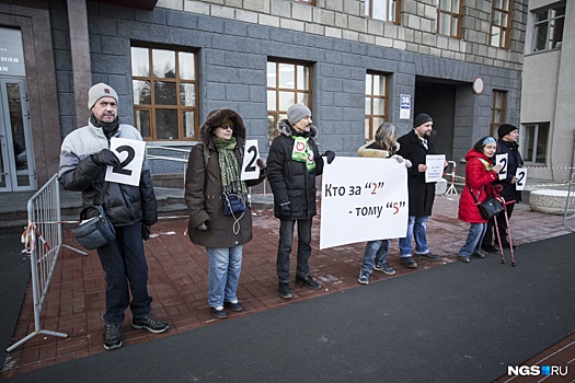 «Чтобы люди доверяли»: новосибирцы устроили пикет в поддержку новой системы выборов мэра