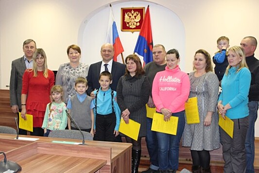 В Рыбинском районе шесть многодетных семей бесплатно получили земельные участки для строительства жилья