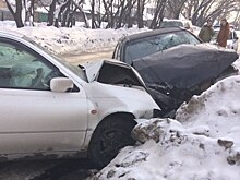 «Хонда» с «Тойотой» столкнулись на встречной полосе: одного из водителей увезли на скорой