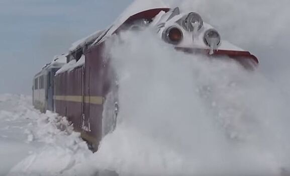 Поезд застрял на Сахалине из-за снежного заноса