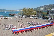 По набережной Геленджика пронесли 30-метровый российский флаг