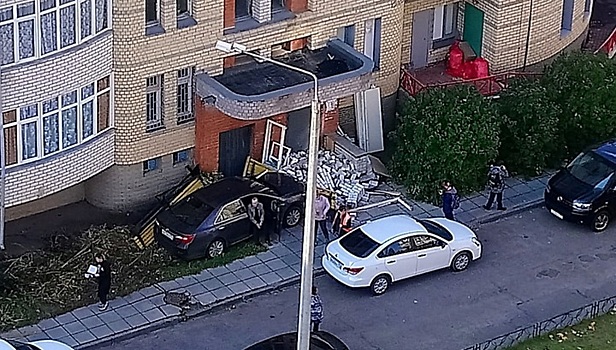 В Сарове водитель потерял сознание и врезался в жилой дом. Видео