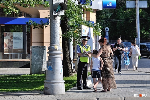 Уже не на море, еще не в школе: ГИБДД Екатеринбурга попросила горожан следить за детьми на дорогах