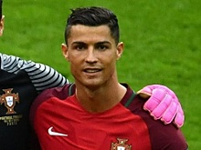 Стрижка решает: Дубль Роналду головой помог Португалии разгромить Латвию