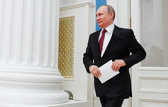 Путин вручил медали Героям Труда
