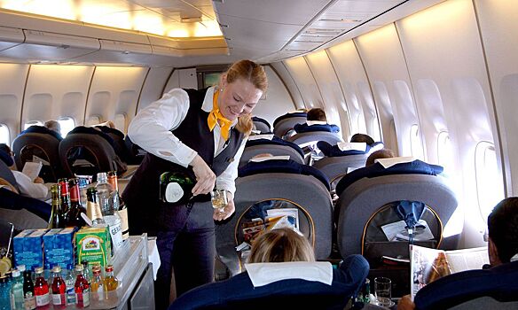 Стюардесса раскрыла секрет борьбы с пьяными на борту
