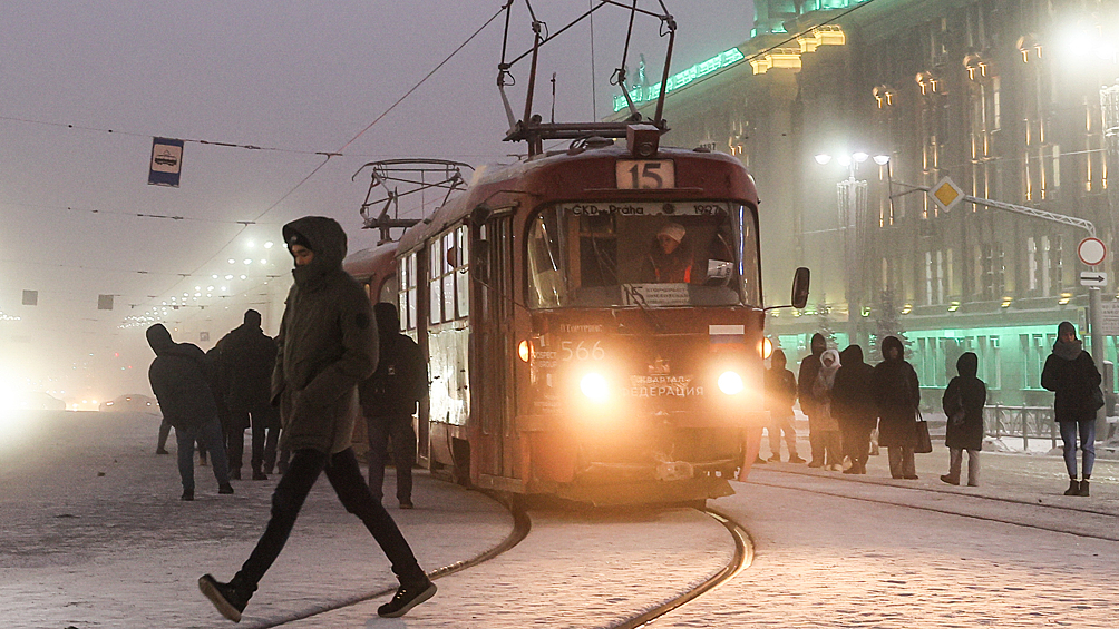 Прохожие на проспекте Ленина в Екатеринбурге во время холодов