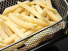 На берег вынесло кучи картошки фри