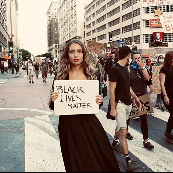 Позже модель написала, что серьезно относится к проблеме расизма и поддерживает движение Black Lives Matter, а фотографию просто хотела сделать на память.