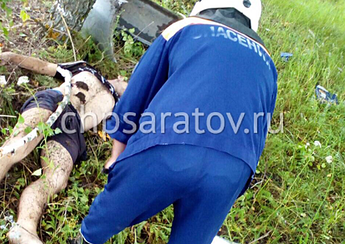 Под Вольском водитель вылетел из своего автомобиля и погиб на месте
